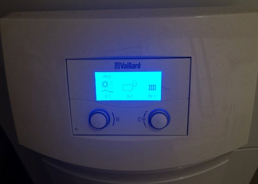 Wärmepumpen-Display der Vaillant VWL 80 in Mauer im baden-württembergischen Rhein-Neckar-Kreis (Foto: STROMDAO) Wärmepumpen-Display der Vaillant VWL 80 in Mauer im baden-württembergischen Rhein-Neckar-Kreis (Foto: STROMDAO)