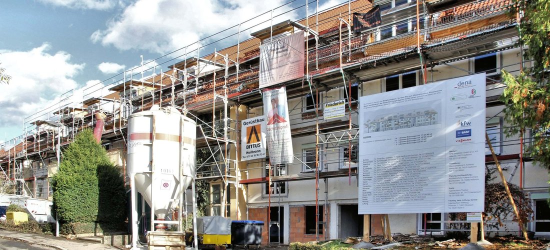 Die Heilbronner Wohnanlage wurde im Rahmen des dena-Modellvorhabens "Effizienzhäuser" energieeffizient saniert. (Foto: dena/ Futterer-Lonhard)