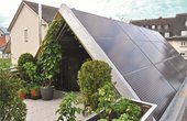 Eine als Spitzdach konstruierte PVT-Anlage in Müllheim versorgt die Wärmepumpe mit Wärme und Strom. (Foto: Consolar Solare Energiesysteme GmbH)