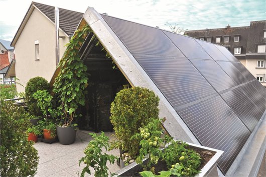 Eine als Spitzdach konstruierte PVT-Anlage in Müllheim versorgt die Wärmepumpe mit Wärme und Strom. (Foto: Consolar Solare Energiesysteme GmbH) Eine als Spitzdach konstruierte PVT-Anlage in Müllheim versorgt die Wärmepumpe mit Wärme und Strom. (Foto: Consolar Solare Energiesysteme GmbH)