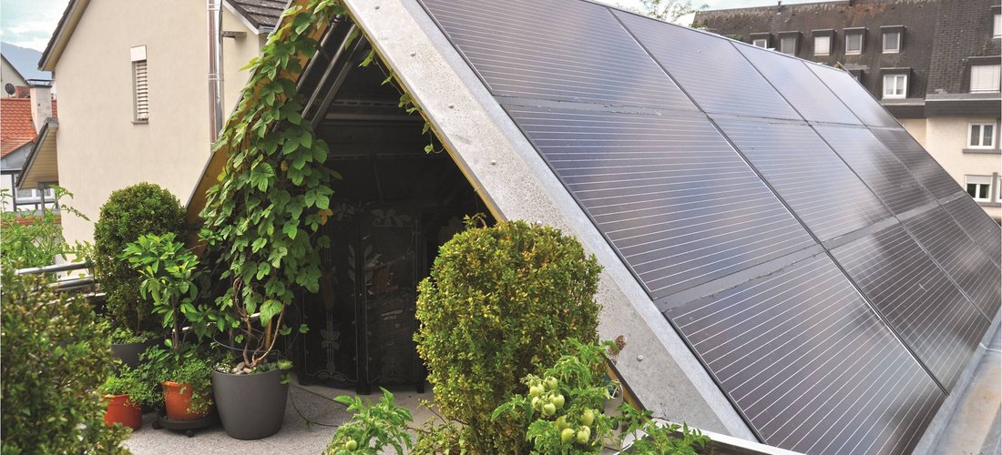 Eine als Spitzdach konstruierte PVT-Anlage in Müllheim versorgt die Wärmepumpe mit Wärme und Strom. (Foto: Consolar Solare Energiesysteme GmbH)