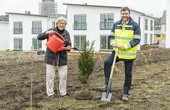 Hiltrud Buddemeier vom BUND und Stephan Becker, Projektleiter für das Klimaviertel bei den Stadtwerke, nehmen die Bepflanzung in Augenschein. (Foto: Stadtwerke Herne AG)