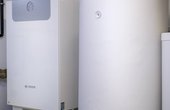 Um noch mehr Energie zu sparen, setzt D. Roeck mit der Vent 5000 C von Bosch auf eine zentrale Wohnungslüftung (links). (Quelle: Bosch)