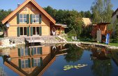 Ein Energieteich kann nicht nur als Wärmequelle dienen, sondern auch als Badeteich und Biotop. (Foto: Beglau Wärmepumpen GmbH)
