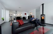 Angenehme Raumwärme und hoher Wohnkomfort durch Buderus Energie-Plus-Haus-Systemtechnik. (Bild: Buderus)