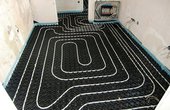 Wärmepumpe liefert der Fußbodenheizung Wärme. Foto: Rotex