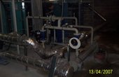 Einbau der Wärmepumpe im Hamburger Schwimmbad in Billstedt (Foto: SOLKAV e.U.)