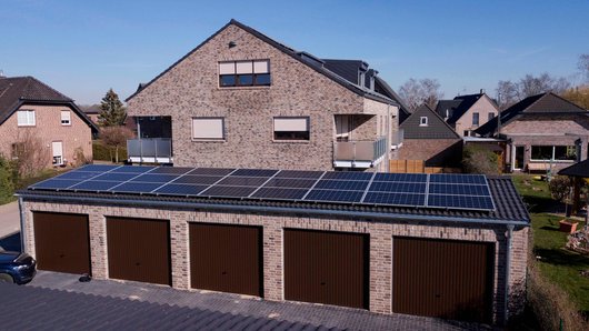 Mieterstromprojekt Kalkar-Wissel: Photovoltaikanlage auf der Garage (Foto: Jamp) Mieterstromprojekt Kalkar-Wissel: Photovoltaikanlage auf der Garage (Foto: Jamp)