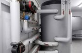 Ein Pufferspeicher in Sonderausführung mit 1500 Liter Fassungsvermögen gibt die erzeugte Wärme bedarfsgerecht ab. (Bild: Buderus)