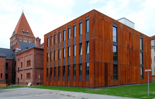 Der Neubau des Greifswalder Grundbuchamtes wird mit einer Wärmepumpe beheizt. (Foto: Staatliches Bau- und Liegenschaftsamt Neubrandenburg)