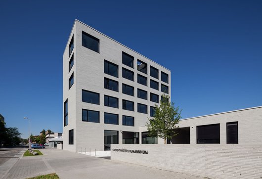 Die Stadtentwässerung Mannheim setzt auch bei Ihrem Neubau auf die thermische Abwasser-Nutzung per Wärmepumpe. (Foto: EBS Mannheim - Eigenbetrieb Stadtentwässerung Mannheim) Die Stadtentwässerung Mannheim setzt auch bei Ihrem Neubau auf die thermische Abwasser-Nutzung per Wärmepumpe. (Foto: EBS Mannheim - Eigenbetrieb Stadtentwässerung Mannheim)