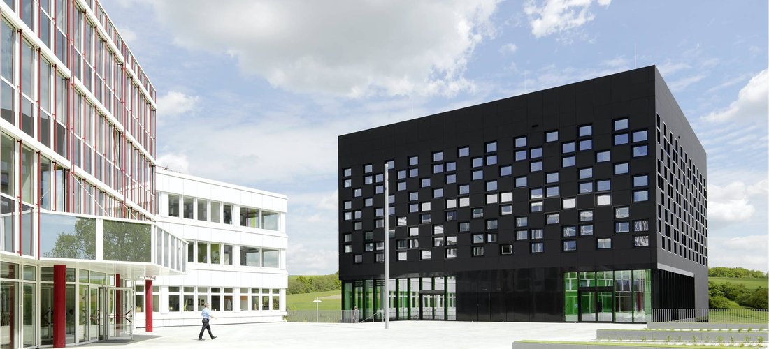 Der Stabilo-CUBE in Heroldsberg wird mit einer Erdwärme-CO2-Wärmepumpe beheizt und gekühlt. (Foto: Schwanhäußer Industrie Holding GmbH & Co. KG)