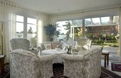 Das Wohnzimmer bietet einen mit barrierefreien Übergang zur überdachten Terrasse. Foto: Tecalor
