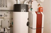 Die Warmwasserbereitung für das gesamte Haus der Familie Kossack läuft über eine separate Warmwasser-Wärmepumpe. (Foto: Glen Dimplex, Kulmbach)