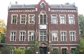 Das ehemalige Gemeindehaus mit neugotischen Elementen steht unter Denkmalschutz und beherbergt heute die integrative Montessori Grundschule in Berlin-Pankow. Foto: BAK