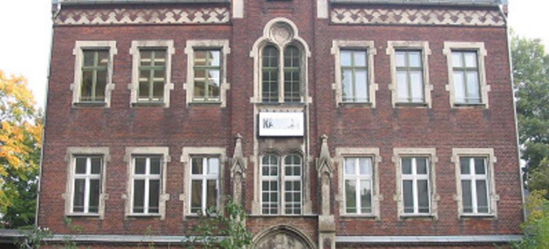 Das ehemalige Gemeindehaus mit neugotischen Elementen steht unter Denkmalschutz und beherbergt heute die integrative Montessori Grundschule in Berlin-Pankow. Foto: BAK