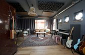 Der Blick in das stylische Studio, das von einer Fußbodenheizung angenehm gewärmt wird. (Bild: Buderus)