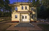 Die Villa Lugana in Massivbauweise besticht mit einer geradlinigen Formensprache und einer strahlend weißen Fassade. Foto: Roth Massivbau