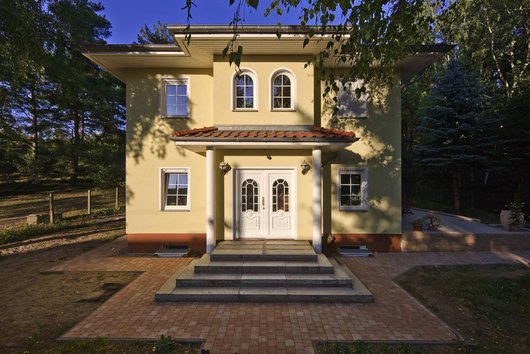 Die Villa Lugana in Massivbauweise besticht mit einer geradlinigen Formensprache und einer strahlend weißen Fassade. Foto: Roth Massivbau Die Villa Lugana in Massivbauweise besticht mit einer geradlinigen Formensprache und einer strahlend weißen Fassade. Foto: Roth Massivbau