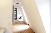 Weitere freundliche Büroräume liegen im Dachgeschoss. Auch dort sorgt dank des langen Grundrisses viel Tageslicht für eine angenehme Raumatmosphäre (Bild: Unipor/ München)