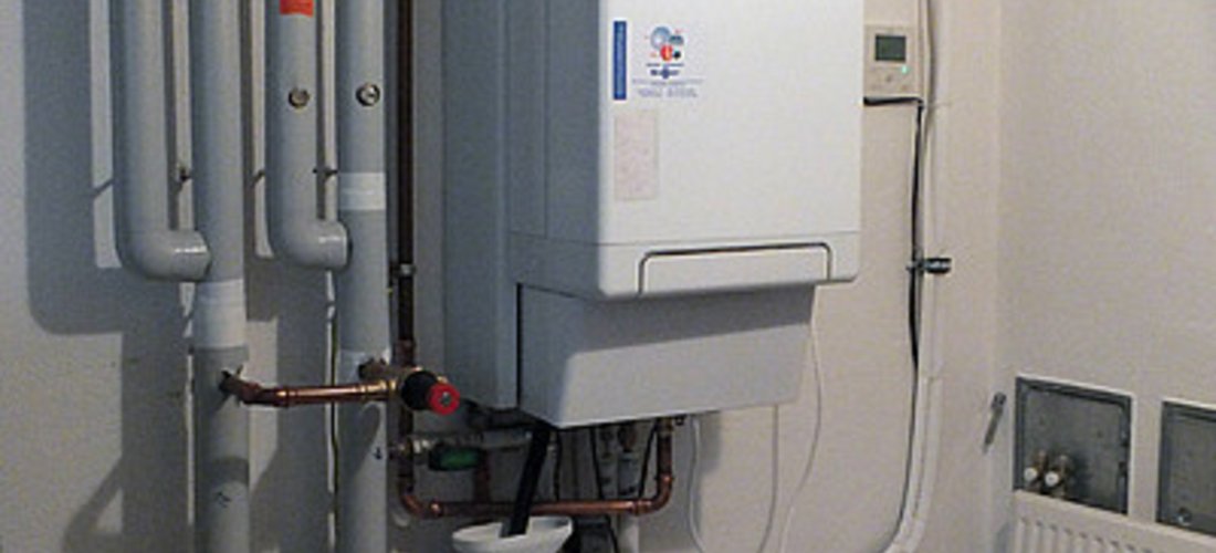 Hybridwärmepumpe (Luft/Wasser plus Gas) ersetzt störanfällige Gasbrennwerttherme Foto: Rotex