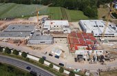Der Schulkomplex des IGS in Schweich wird mit einem Eisspeicher und Wärmepumpen beheizt und gekühlt. Eine Photovoltaikanlage liefert den für die Wärmepumpen nötigen Strom. (Bildquelle: Kreisverwaltung Trier-Saarburg)