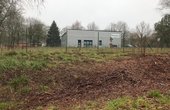 Aufgestellt ist die Luftwärmepumpe rechts neben der Rettungswache zur Seite der Luisenberger Straße. (Foto: waermepumpe-regional.de)