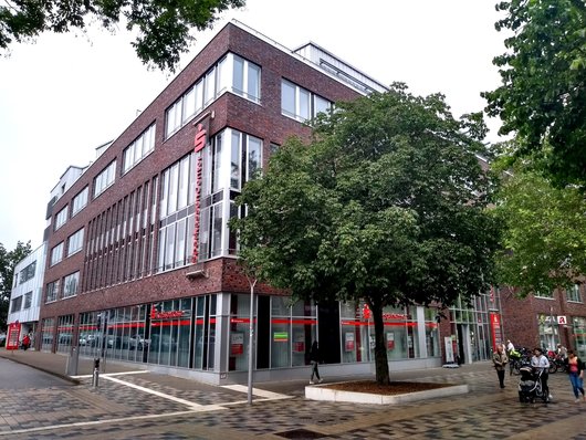 Im Kreissparkassen-Center Bergedorfer Straße in Geesthacht sorgt eine Erdwärme-Wärmepumpe für die Beheizung der rund 7.500 m2 Fläche. (Foto: waermepumpe-regional.de) Im Kreissparkassen-Center Bergedorfer Straße in Geesthacht sorgt eine Erdwärme-Wärmepumpe für die Beheizung der rund 7.500 m2 Fläche. (Foto: waermepumpe-regional.de)