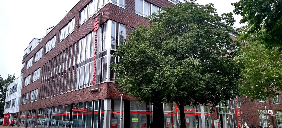 Im Kreissparkassen-Center Bergedorfer Straße in Geesthacht sorgt eine Erdwärme-Wärmepumpe für die Beheizung der rund 7.500 m2 Fläche. (Foto: waermepumpe-regional.de)