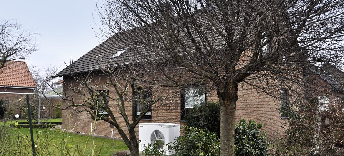 Die Wärmepumpe ist im Garten des Wohnhauses errichtet worden. Foto: Stiebel Eltron