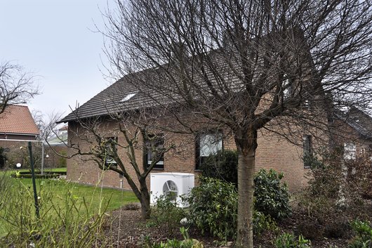 Die Wärmepumpe ist im Garten des Wohnhauses errichtet worden. Foto: Stiebel Eltron