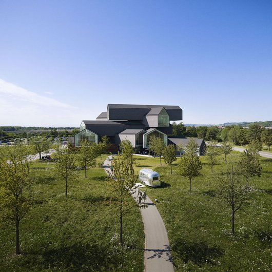 Das VitraHaus in Weil am Rhein wird mit einer Grundwasser-Wärmepumpe beheizt und gekühlt. (Creator: Julien Lanoo / Copyright owner: Vitra)