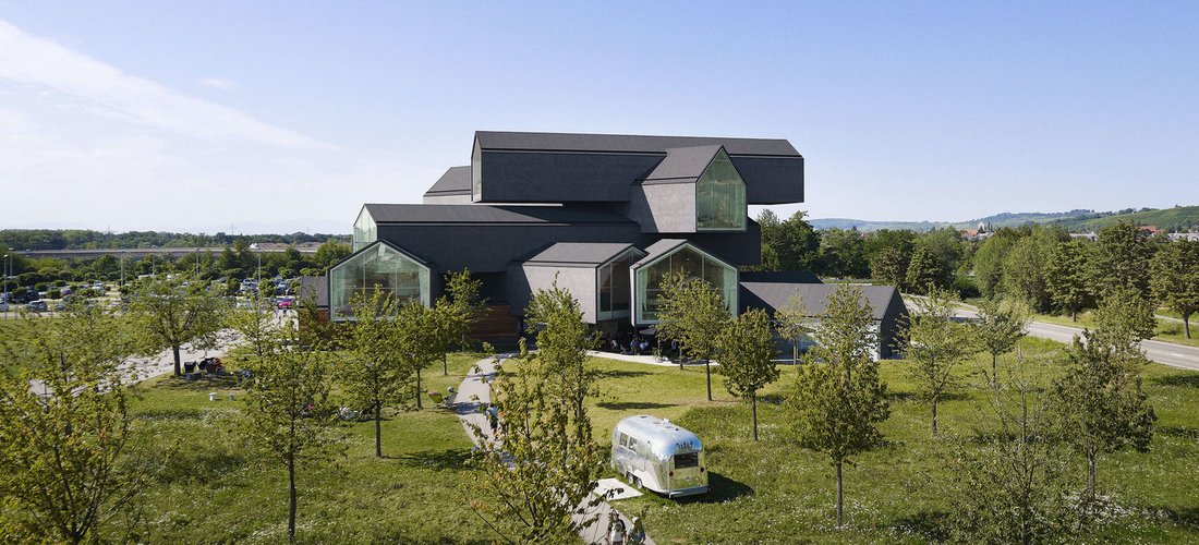 Das VitraHaus in Weil am Rhein wird mit einer Grundwasser-Wärmepumpe beheizt und gekühlt. (Creator: Julien Lanoo / Copyright owner: Vitra)