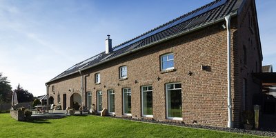Idyllisch wohnen auf dem Land: Diese ehemalige Scheune mit Stall in Willich hat Familie Brauckmann zum Traum-Wohnhaus umgebaut. (Foto: STIEBEL ELTRON)