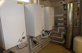 Blick auf die drei wandhängenden Innenteile der drei Niedertemperaturwärmepumpen im Heizungsraum. (Foto: ROTEX)