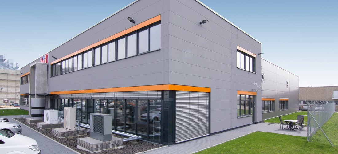 Außenansicht des neuen TWK – Test- und Weiterbildungszentrum Wärmepumpen und Kältetechnik in Stutensee (Foto: TWK – Test- und Weiterbildungszentrum Wärmepumpen und Kältetechnik GmbH)