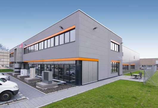 Außenansicht des neuen TWK – Test- und Weiterbildungszentrum Wärmepumpen und Kältetechnik in Stutensee (Foto: TWK – Test- und Weiterbildungszentrum Wärmepumpen und Kältetechnik GmbH)