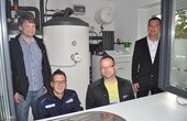 Vier intelligente Köpfe entwickeln richtungsweisendes Energiekonzept (v.l.): Architekt Alexander Schwanekamp, Andreas Pölling von MP Wärmetechnik, Bauherr Klaus Löderbusch und Marco Schmülling von Stiebel Eltron. Foto: Stiebel Eltron