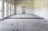Für die Fußbodenheizung fiel die Wahl auf das Roth Original-Tacker-System. (Foto: Roth Werke)