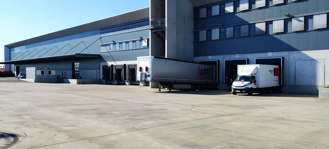 Eine Luft/Wasser-Wärmepumpe sorgt im Kiesel Logistikzentrum in Stockstadt für die nötige Heizwärmeversorgung. (Foto: waermepumpe-regional.de)