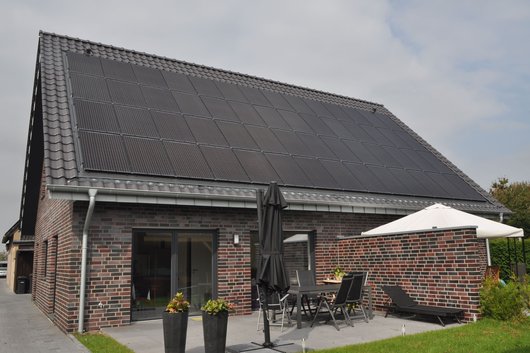 Moderne Technik ermöglicht im Haus der Zukunft durch die intelligente Verbindung von Photovoltaikanlage, Stromspeicher und Wärmepumpe eine noch effizientere Nutzung des selbst erzeugten Stroms. Foto: Stiebel Eltron