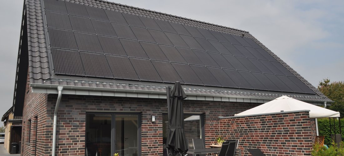 Moderne Technik ermöglicht im Haus der Zukunft durch die intelligente Verbindung von Photovoltaikanlage, Stromspeicher und Wärmepumpe eine noch effizientere Nutzung des selbst erzeugten Stroms. Foto: Stiebel Eltron