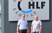 HLF-Geschäftsführer André Stagge (rechts) und EMPUR Fachberater Matthias Lippes (links) sind sich einig: „Für Terminbaustellen ist die Kletttechnik bei einer Fußbodenheizung ideal, denn sie spart ausführenden Fachhand-werksbetrieben Zeit und gewährleistet die wirtschaftliche Montage.“ Foto: EMPUR