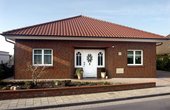 Dieses Haus im Bungalowstil bietet für das Wohnen im Alter viele Vorteile. Modernste Haustechnik sorgt für hohen Komfort, Sicherheit und niedrige Energiekosten. Foto: Tecalor