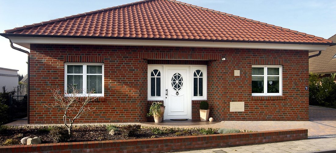 Dieses Haus im Bungalowstil bietet für das Wohnen im Alter viele Vorteile. Modernste Haustechnik sorgt für hohen Komfort, Sicherheit und niedrige Energiekosten. Foto: Tecalor