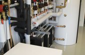Das Herzstück des Energietechnik-Hauses ist der Technikraum mit der Hybrid-Wärmepumpe ThermSelect (vorne). (Foto: ThermSelect GmbH)