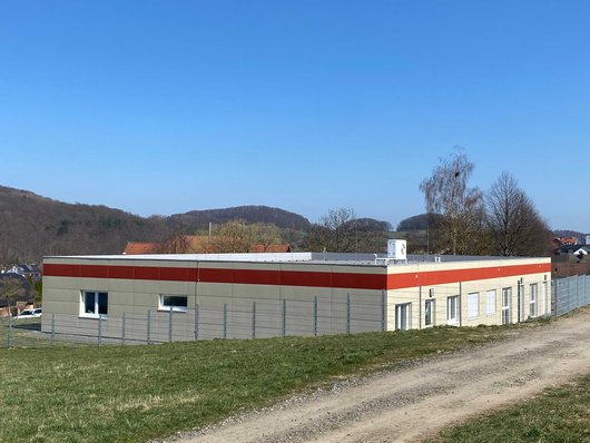 Die Erweiterung des Kindergartens in Habichtswald-Dörnberg wird mit einer Wärmepumpe versorgt (Foto: waermepumpe-regional.de) Die Erweiterung des Kindergartens in Habichtswald-Dörnberg wird mit einer Wärmepumpe versorgt (Foto: waermepumpe-regional.de)