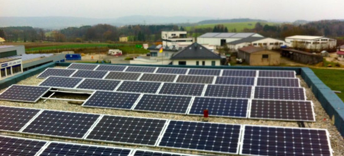 Die PV-Anlage wurde auf dem Flachdach in Ost-West-Richtung mit hochwertigen Markenmodulen der IBC AG installiert, um den Eigenstrombedarf auch der Wärmepumpe lange ausnutzen zu können. Foto: Ikratos