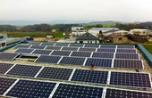 Die PV-Anlage wurde auf dem Flachdach in Ost-West-Richtung mit hochwertigen Markenmodulen der IBC AG installiert, um den Eigenstrombedarf auch der Wärmepumpe lange ausnutzen zu können. Foto: Ikratos