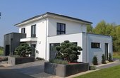 Das Musterhaus von OKAL im Unger Musterhauspark in Schkeuditz ist eine moderne Stadtvilla mit akzenturierenden Anbauten. (Foto: OKAL Haus GmbH)